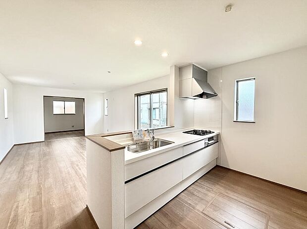 ■小窓があるので、明るさと開放感たっぷりなキッチン!