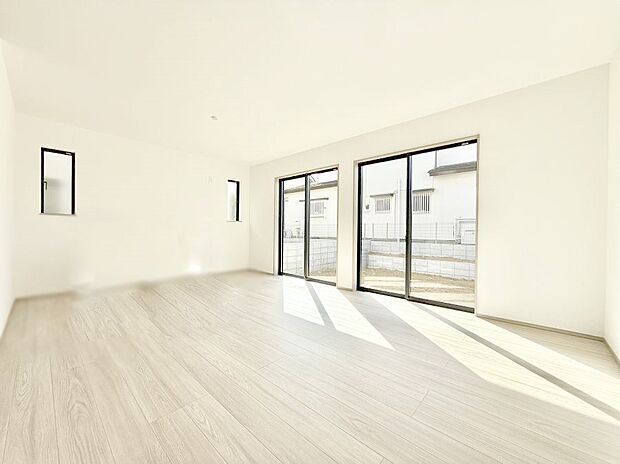 大きな窓から光が入り明るい空間でお寛ぎいただけます