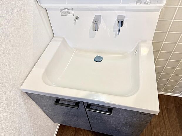 ■細かい部分まで洗いやすく便利なハンドシャワー付き