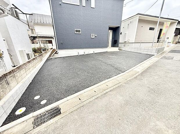 1号棟 広い駐車場スペースが魅力的です