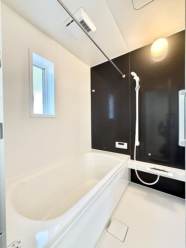 ■落ち着いた色合いの壁面、ゆっくり寛げるバスルーム