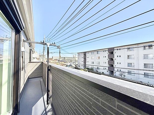 ■ 心地よい風と光を感じる、くつろぎのバルコニー