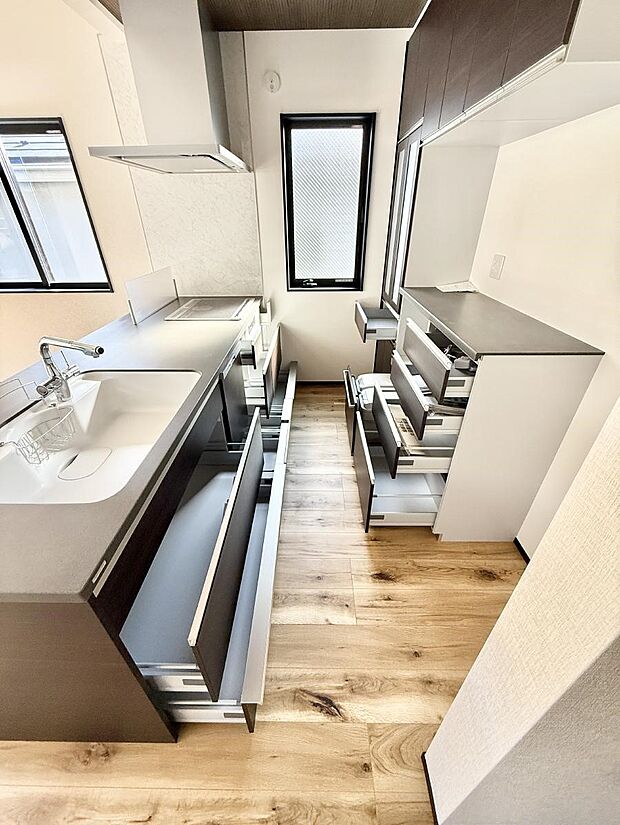 ■背面には食器類が収納できるカップボード付き