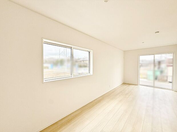 陽ざしが射し込む明るいLDK