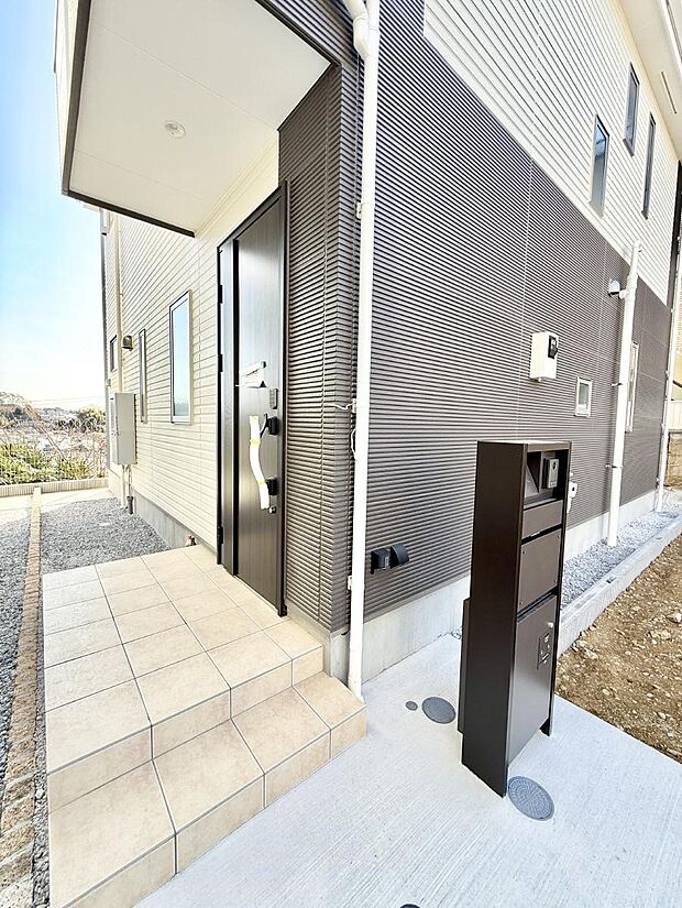 ■ シンプルで美しく、住まいの第一印象を彩る玄関です