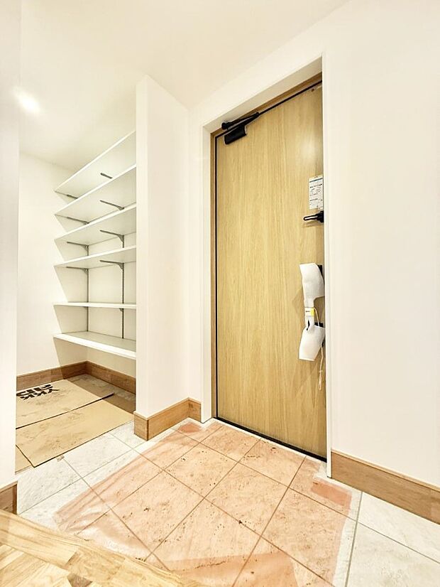 ■欲しかったシューズインクローク！雨具や三輪車、ベビーカーも置けます  