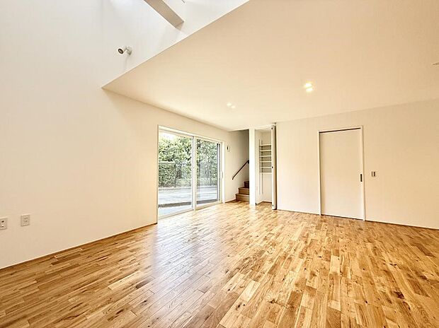 ■陽ざしが射し込む明るいLDKは家族でのんびり寛げます  