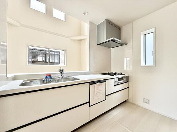 ■小窓があるので、明るさと開放感たっぷりなキッチン!