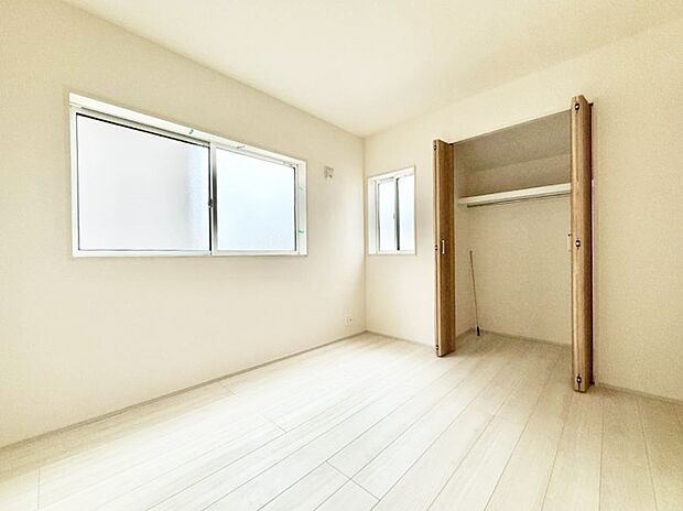 広いクローゼット、収納は多い方が嬉しいですね!