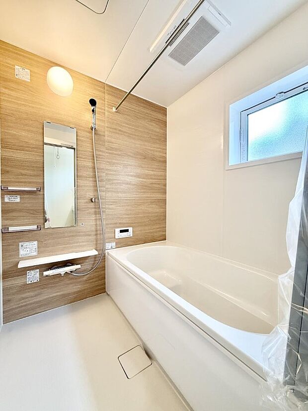 ■落ち着いた色合いの壁面、ゆっくり、ゆったり寛げるバスルーム。