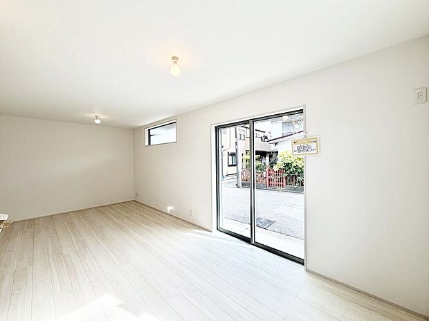 大きな窓から光が入り明るい空間でお寛ぎいただけます