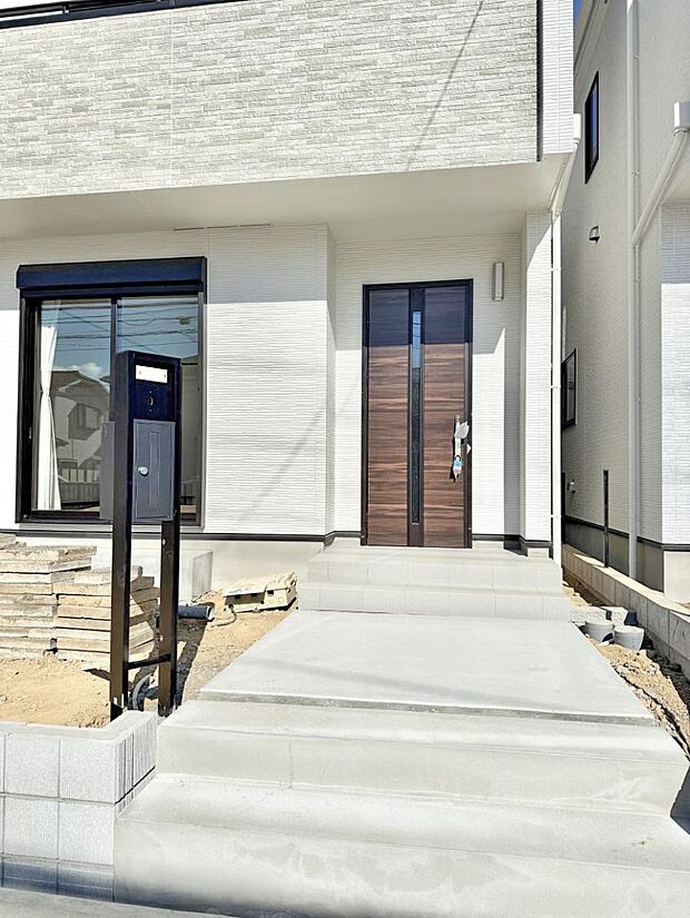 ■ シンプルで美しく、住まいの第一印象を彩る玄関です