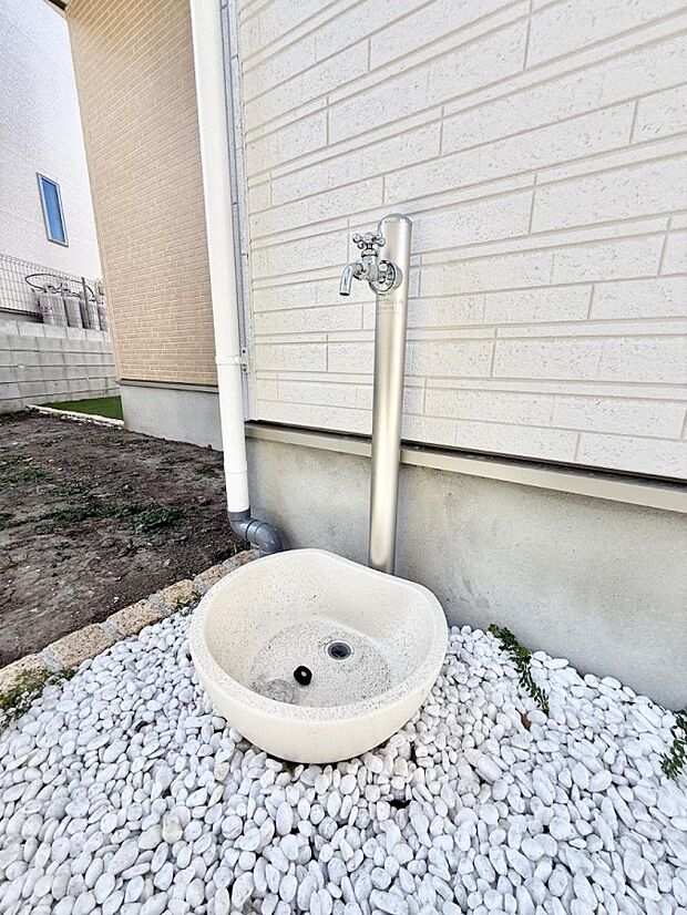 ガーデニングや洗車などの際に大活躍な屋外立水栓  