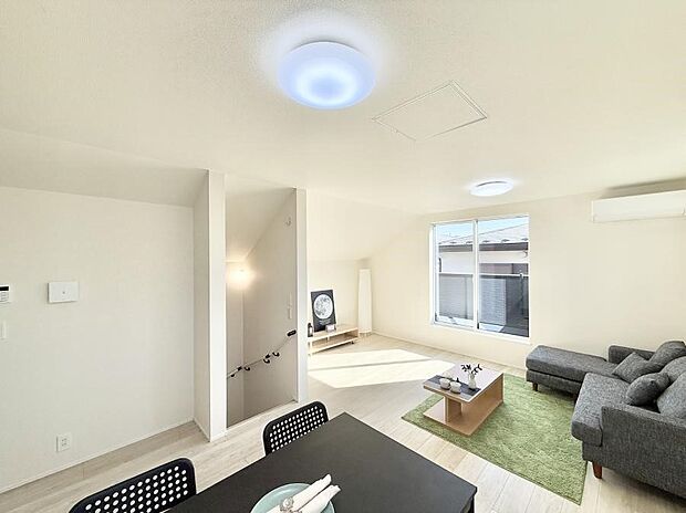 陽ざしが射し込む明るいLDK  