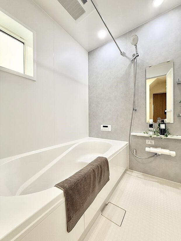 落ち着いた色合いの壁面、ゆっくり、ゆったり寛げるバスルーム。