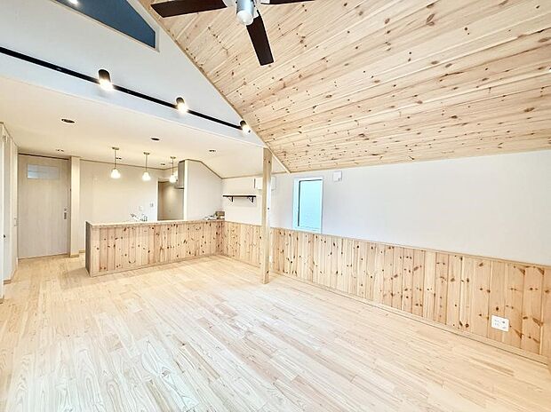 ■お子様のリビング学習やテレワークなどに利用できるスタディカウンタースペース完備♪