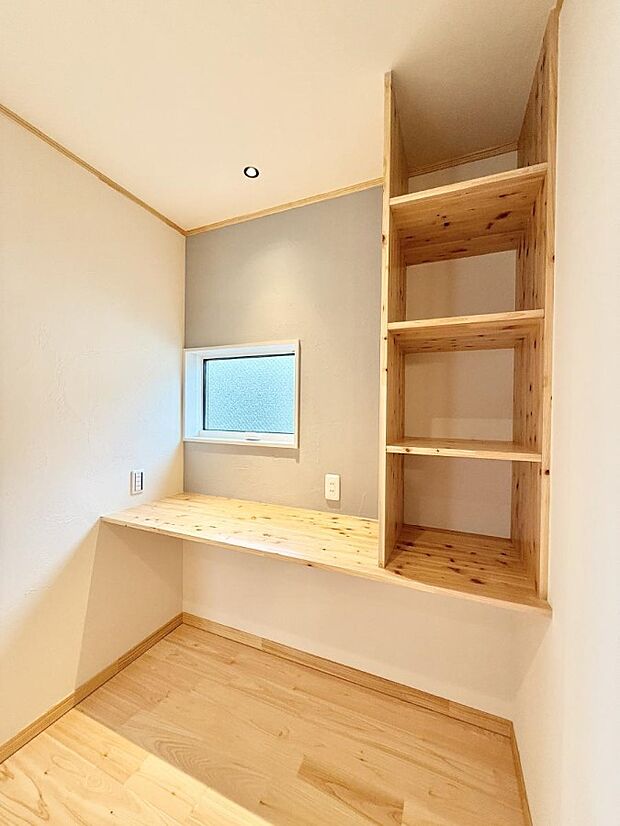 ■勉強・テレワークなど様々な用途で使えるカウンター付き