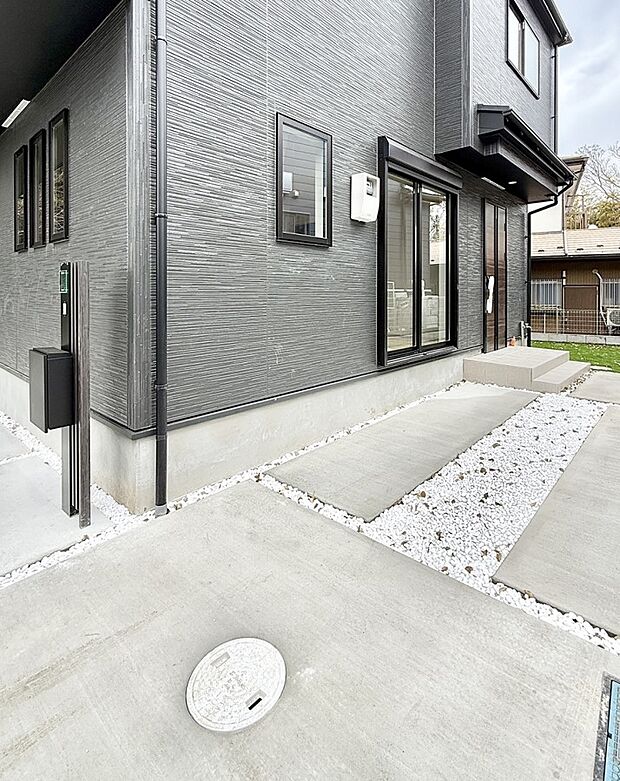 ■ シンプルで美しく、住まいの第一印象を彩る玄関です