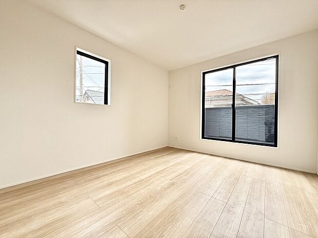 ■自然の光が差し込み、明るい空間が広がります