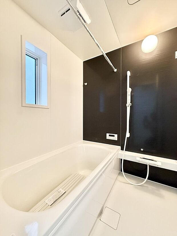 ■落ち着いた色合いの壁面、ゆっくり寛げるバスルーム