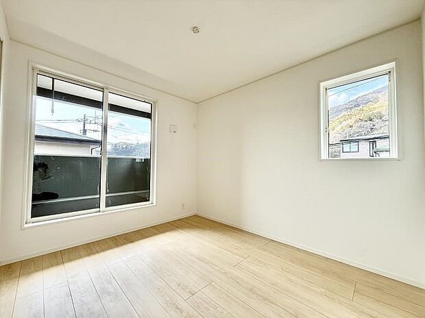 ■2面採光で明るい居室!