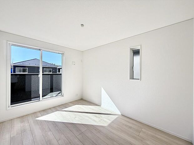 大きな窓は開放感があり、明るさ通風バッチリです