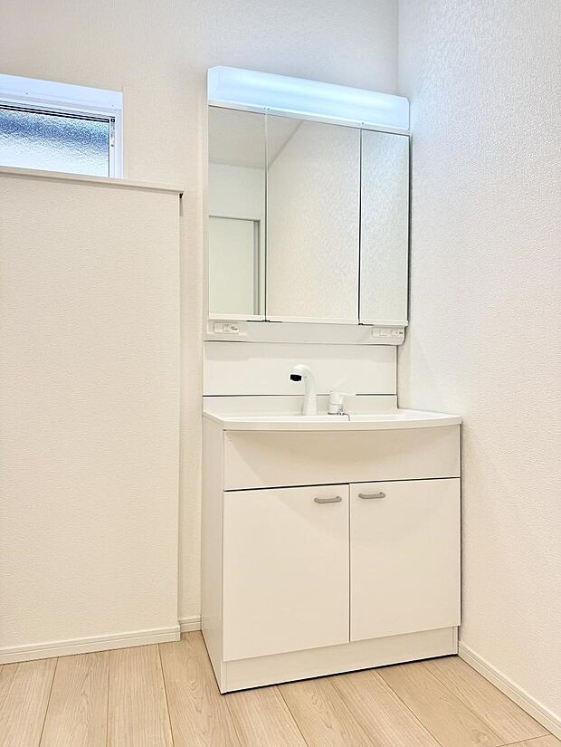 明るい洗面所は毎朝の歯磨きも楽しくできちゃいそうです