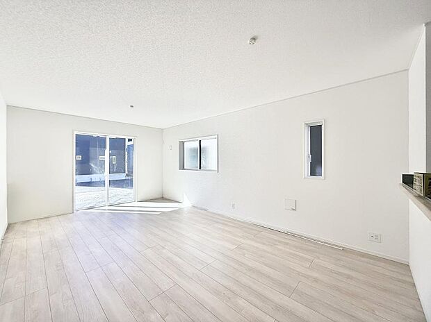 陽ざしが射し込む明るいLDKは家族でのんびり寛げます