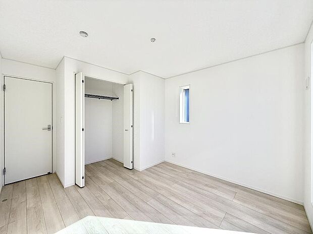 広いクローゼット、収納は多い方が嬉しいですね！  