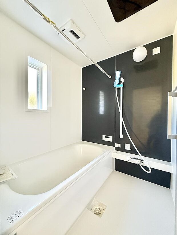 落ち着いた色合いの壁面、ゆっくり、ゆったり寛げるバスルーム。