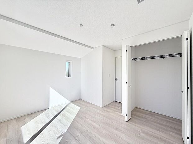 1号棟 広いクローゼット、収納は多い方が嬉しいですね!