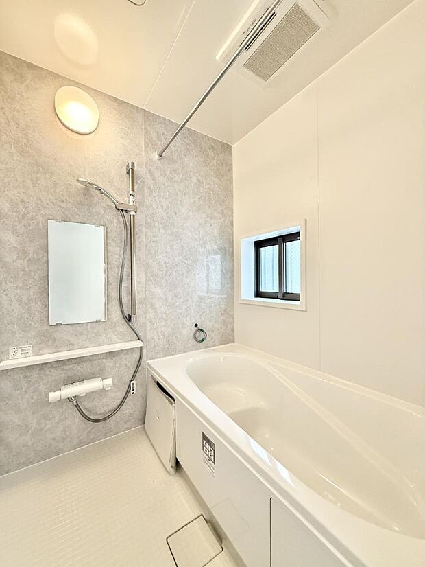 ■落ち着いた色合いの壁面、ゆっくり寛げるバスルーム