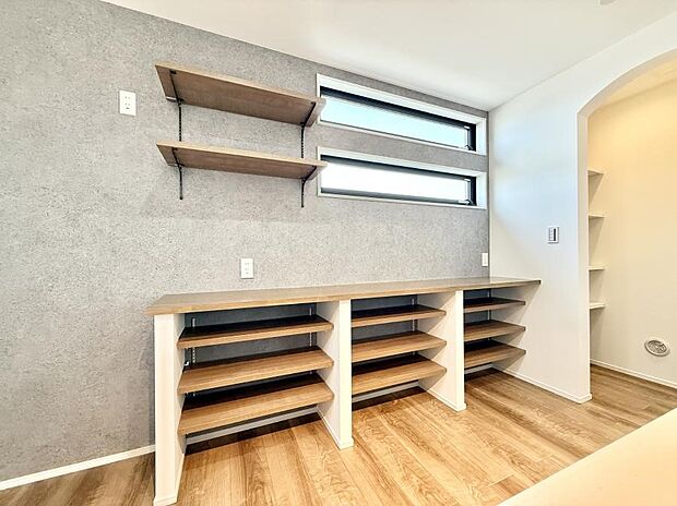 ■背面には食器類が収納できるカップボード付き