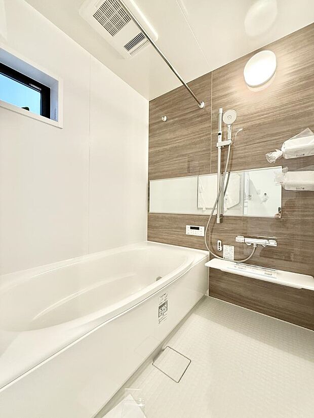 落ち着いた色合いの壁面、ゆっくり、ゆったり寛げるバスルーム。