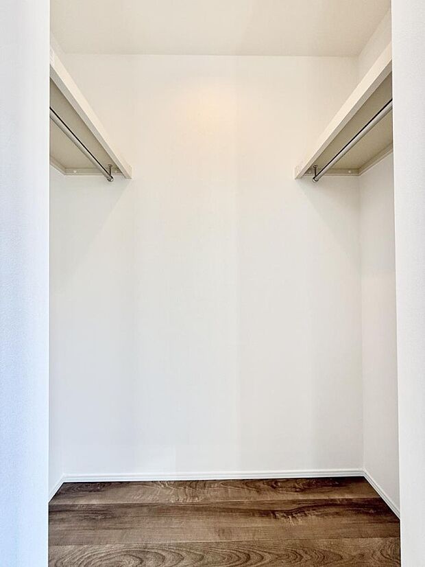 ■季節の洋服も、思い出の小物もすっきり収納できるウォークインクローゼット付