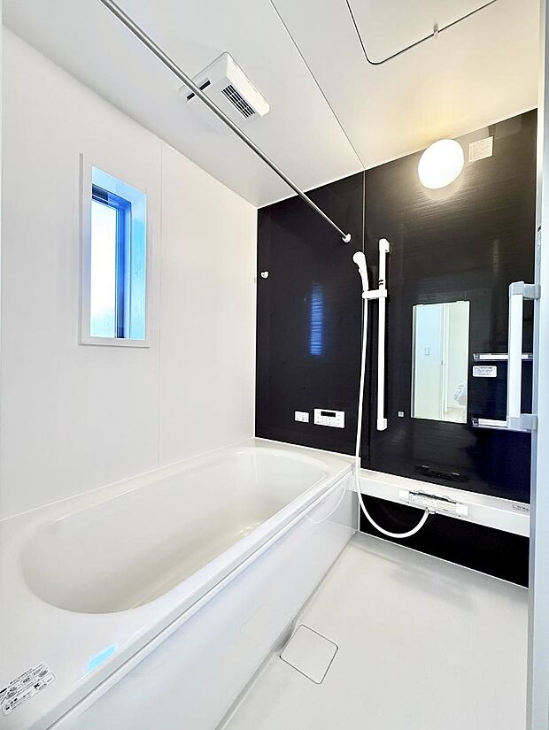 ■落ち着いた色合いの壁面、ゆっくり寛げるバスルーム