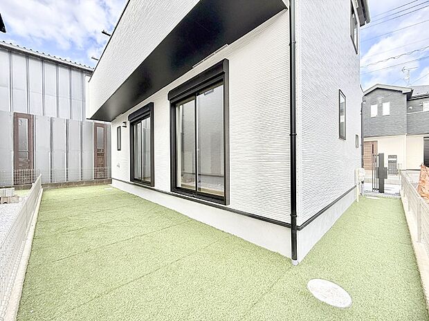 ■季節の移ろいを感じられる、落ち着いた雰囲気の屋外空間