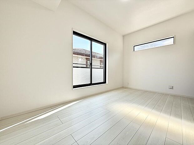 大きな窓は開放感があり、明るさ通風バッチリです