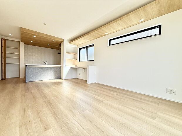 自然の光が差し込み、明るい空間が広がります