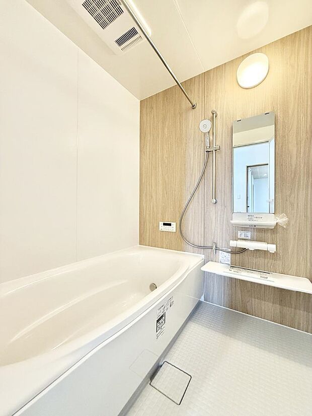 落ち着いた色合いの壁面、ゆっくり寛げるバスルーム