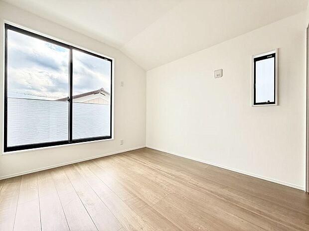 大きな窓は開放感があり、明るさ通風バッチリです