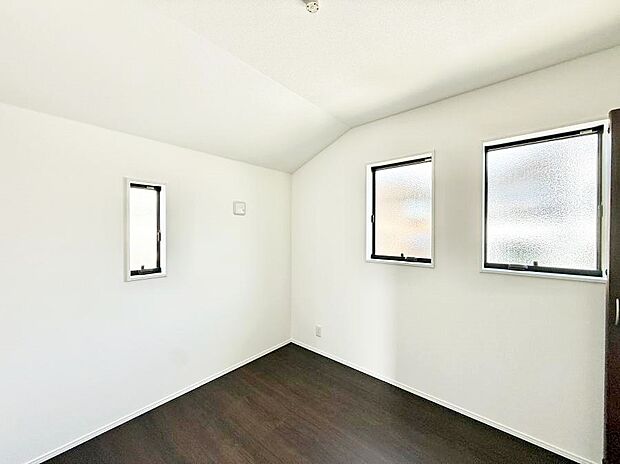 2号棟 ■落ち着いた色合いのお部屋で穏やかな時間を楽しめます
