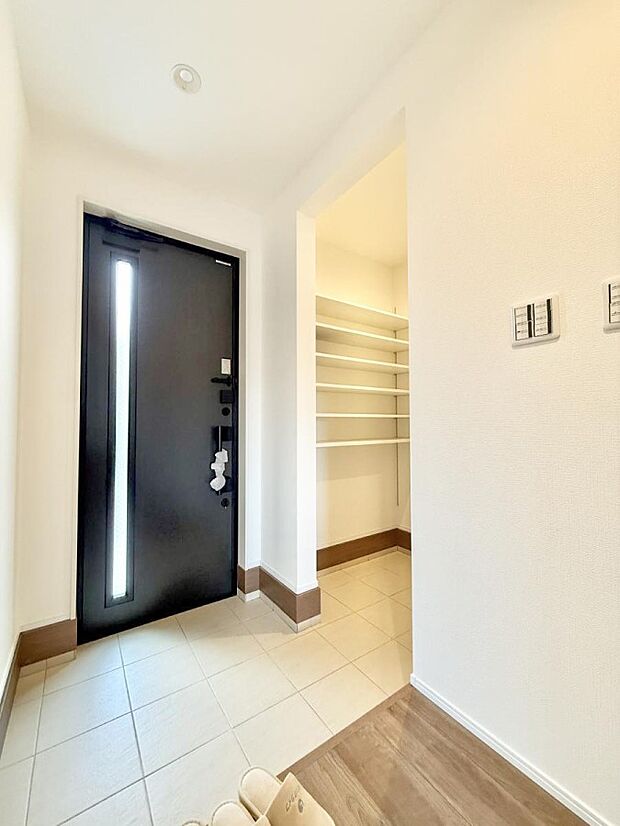 広々玄関ホールが家族をお出迎え、収納豊富なシューズクローゼット付。  