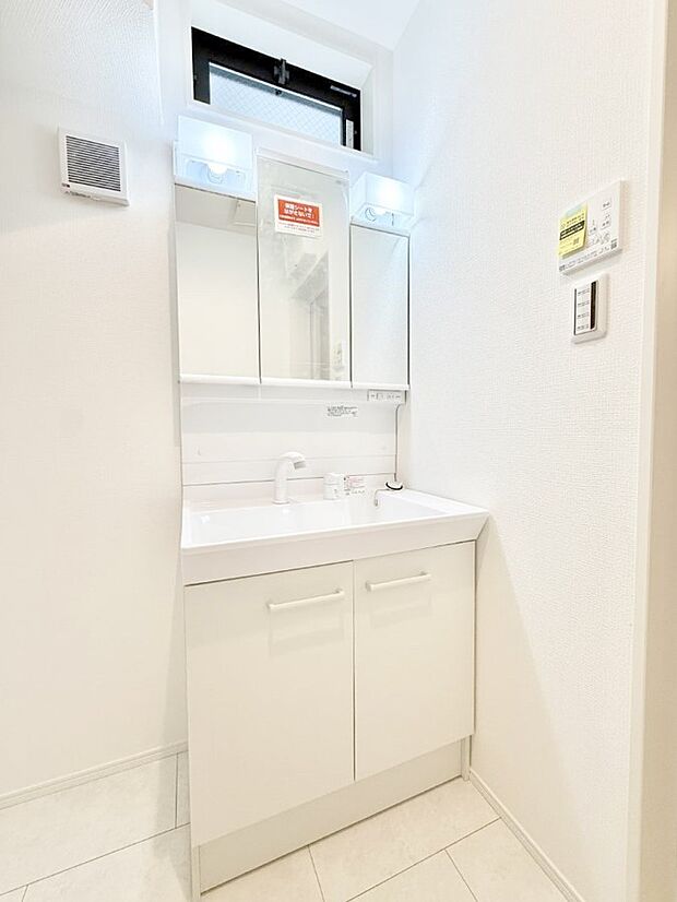 明るい洗面所は毎朝の歯磨きも楽しくできちゃいそうです