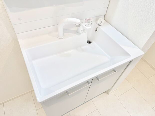 ■細かい部分まで洗いやすく便利なハンドシャワー付き