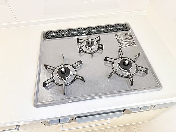 ■3口コンロのシステムキッチンで料理の手順もスムーズに