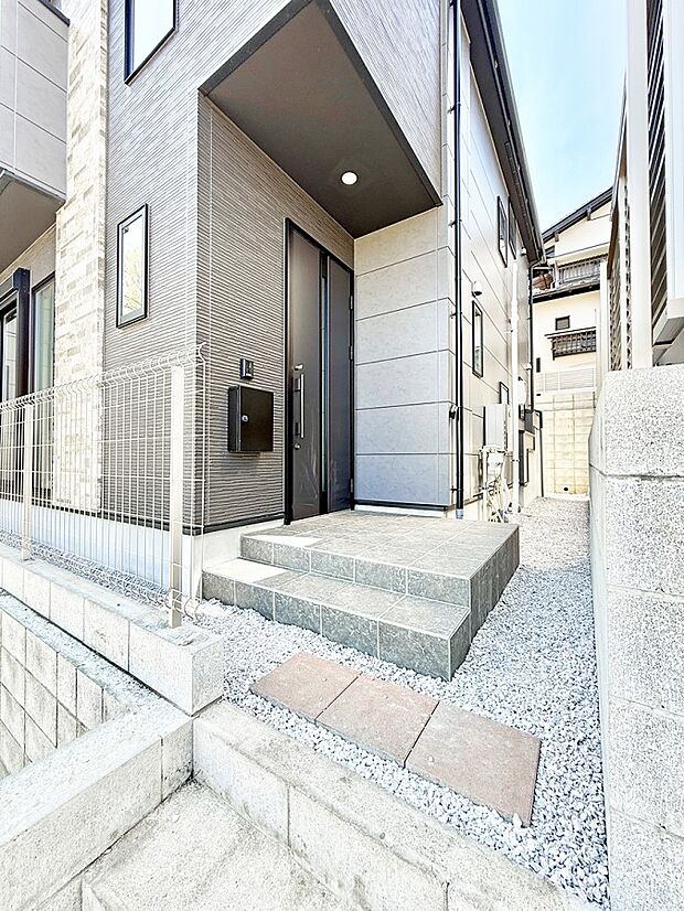 ■ シンプルで美しく、住まいの第一印象を彩る玄関です