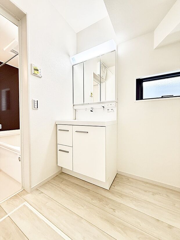 ■明るい洗面所は毎朝の歯磨きも楽しくできちゃいそうです♪