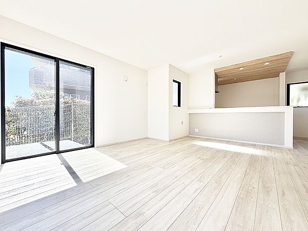 ■陽ざしが射し込む明るいLDKは家族でのんびり寛げます