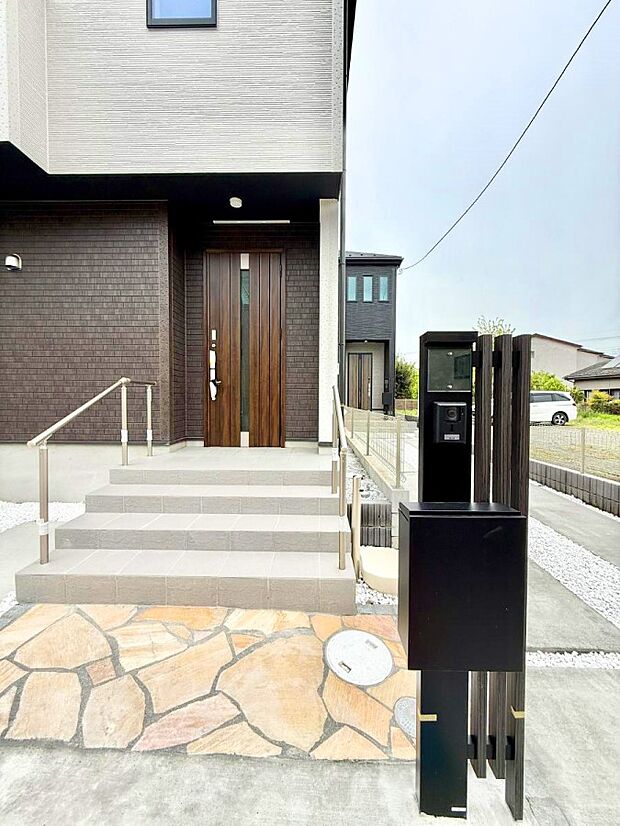 2号棟 ■ 家族とゲストをやさしく迎える、心温まる玄関